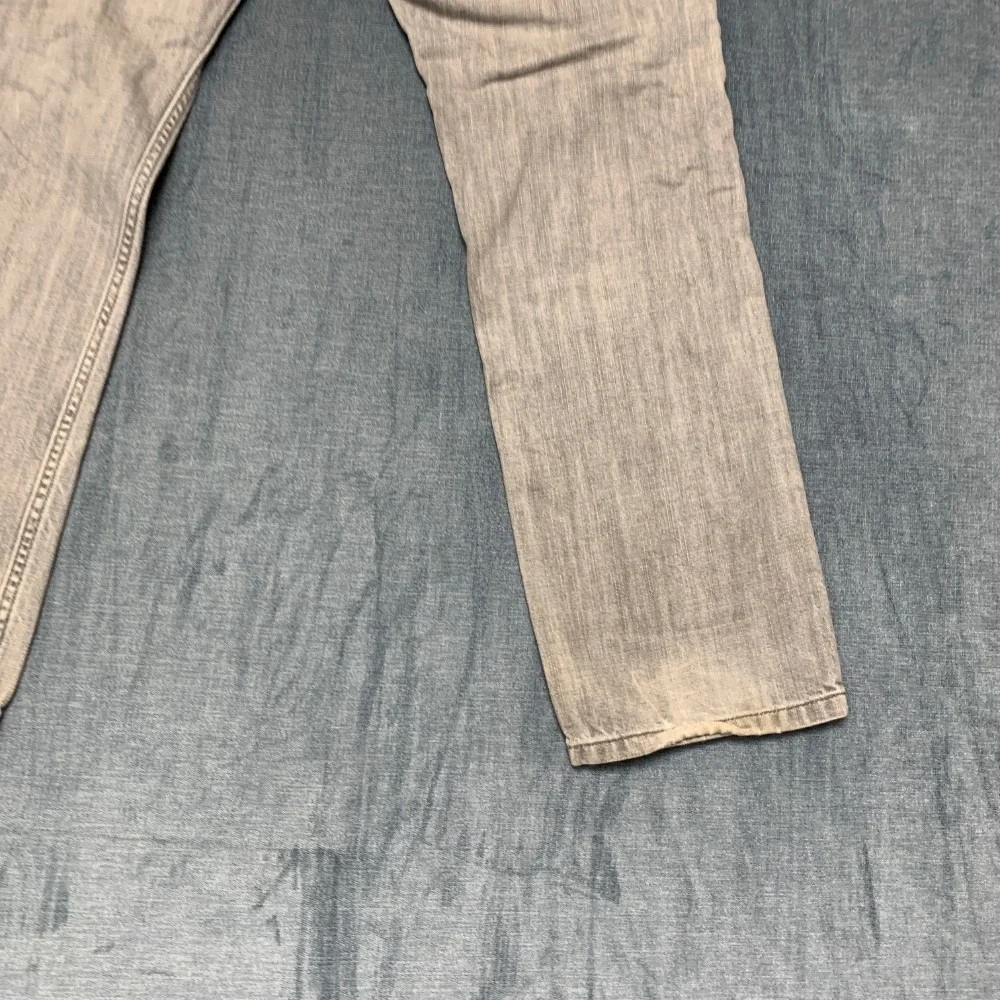 Vintage Levi's 514 Jeans Mens 30x30 Gray Denim All Day Comfort Light Wash Y2K